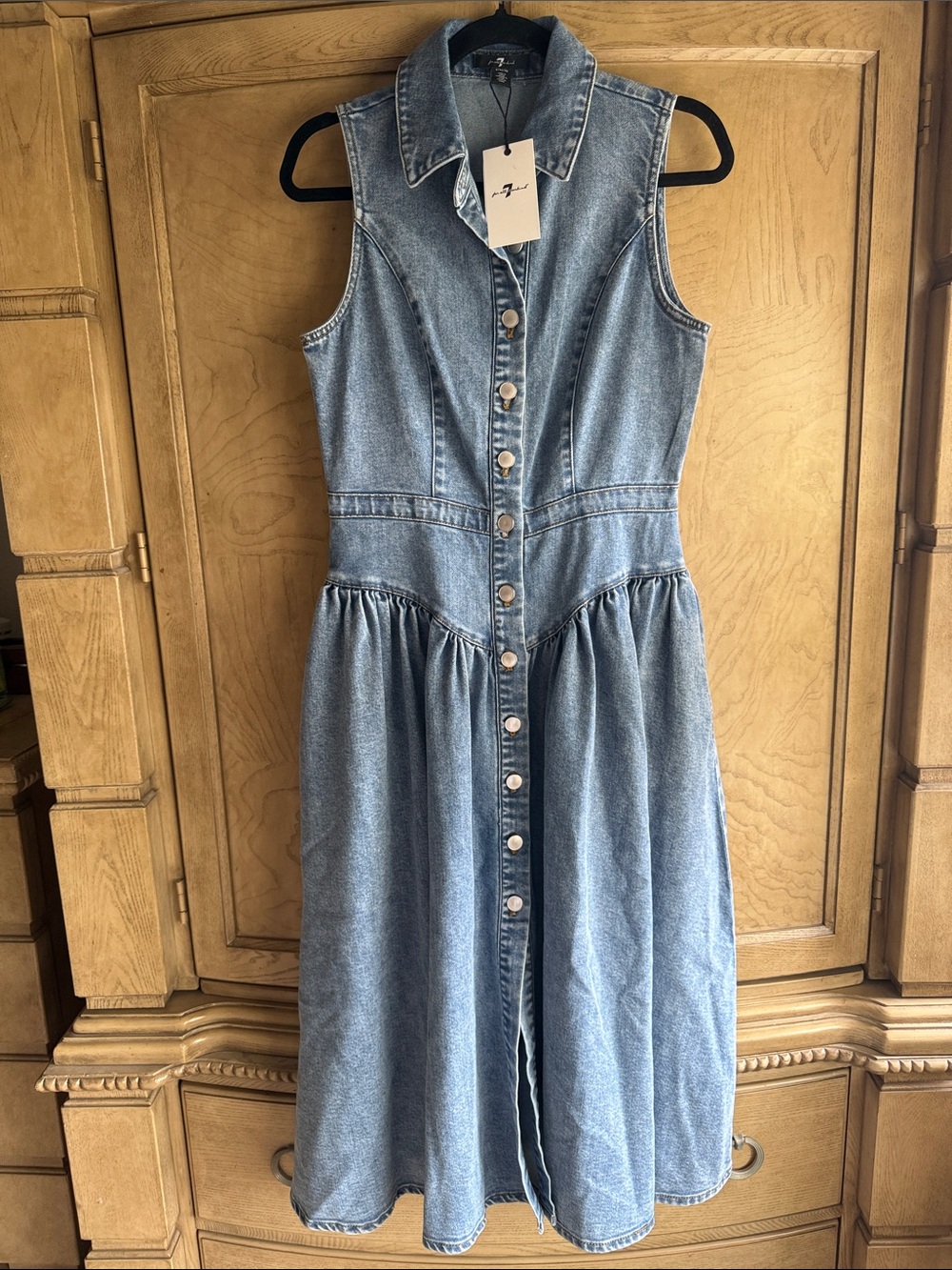 7 For All Mankind 🔥 button-front sleeveless denim midi dress in a medium wash. - Picture 3 of 9